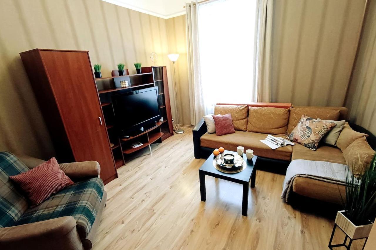 Street One Apartment *