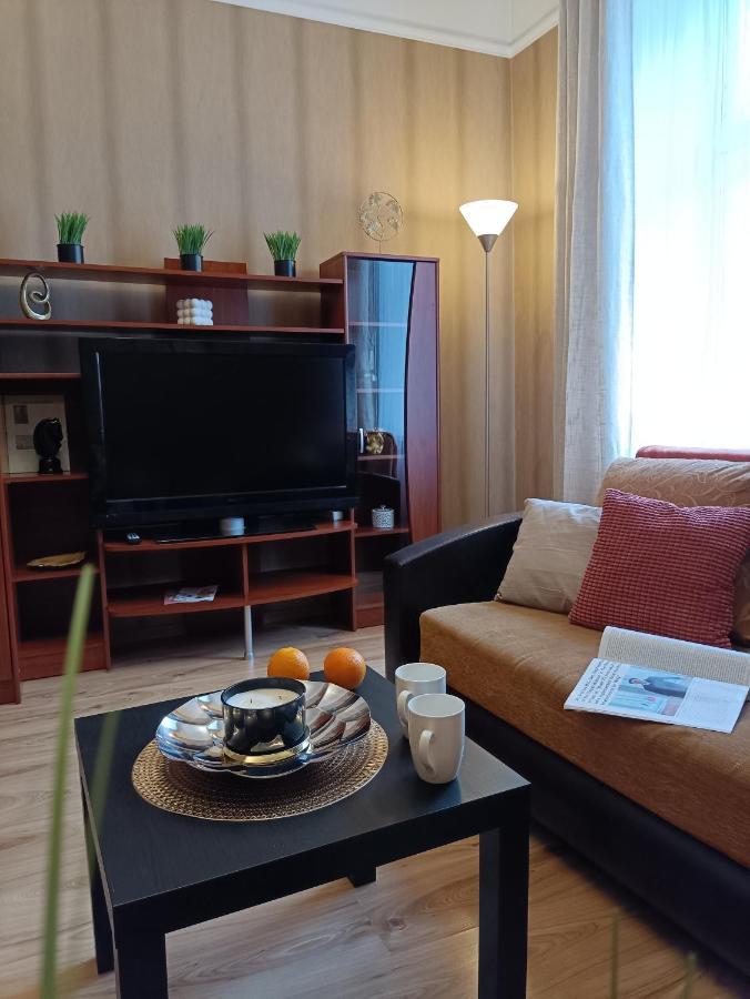 Street One Apartment *